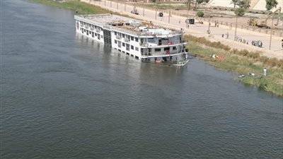 جهود مكثفة لإنقاذ الباخرة الغـارقة في نهر النيل بالمنيا