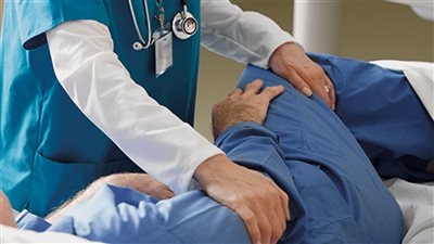 هاني الناظر يوضح أسباب الإصابة بقرحة الفراش وكيفية العلاج منها (فيديو)