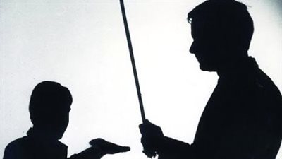 استشاري نفسي يوضح مخاطر عودة العصا في المدارس 