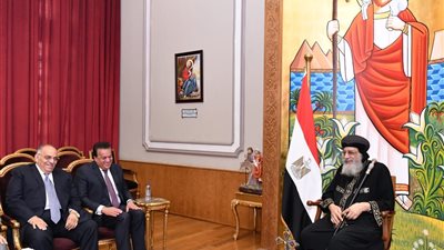 البابا تواضروس يستقبل وزير الصحة والسكان