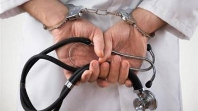 خبراء عن واقعة قتل طبيب لوالديه: إنسان غير طبيعي.. ومصاب بالوسواس القهري