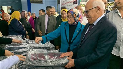 الأهالي يطلقون الزغاريد.. محافظ بورسعيد ووكيل التعليم يفتتحان معرض 