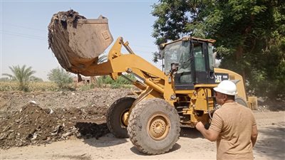 جهود مكثفة للتخلص الآمن من نواتج تطهير الترع والمصارف في دشنا (صور)