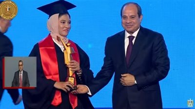 السيسي يكرم أوائل الجامعات المصرية في يوم التفوق (صور)