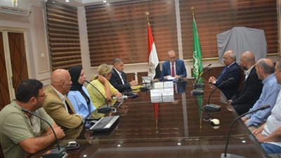 محافظ القليوبية يجتمع بكبار تجار السلع الغذائية لمتابعة آليات ضبط الأسواق 