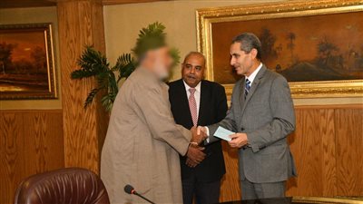 محافظ الغربية: عقود عمل وبطاقات خدمات لذوي الهمم (صور)