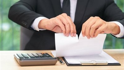 منها صدور حكم في جرائم مُخلة بالشرف.. أحوال تستوجب إنهاء عقد العمل بالقانون الجديد