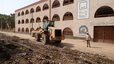 رفع الإشغالات وتراكمات القمامة بمحيط المدارس في دشنا بقنا