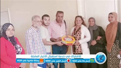 طبيبة قبطية توزع حلوى المولد على المرضى والعاملون بعيادة تأمين الفشن ببني سويف (صور)