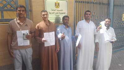 عمال وفلاحو مصر بالسعودية يتسابقون على توثيق توكيلات للسيسي (صور)