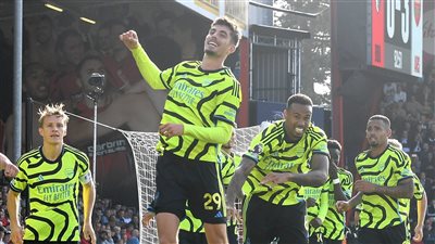 آرسنال يكتسح بورنموث برباعية قبل صدام السيتي في الدوري الإنجليزي