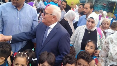 محافظ بورسعيد يطالب أولياء الأمور بحسن تغذية أبنائهم وبناء شخصيتهم
