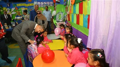 محافظ الغربية يوزع الحلوى على الأطفال لتشجيعهم على الحضور (صور)