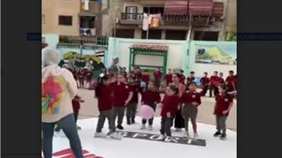 خيري رمضان عن مشهد رقص الطلاب على 