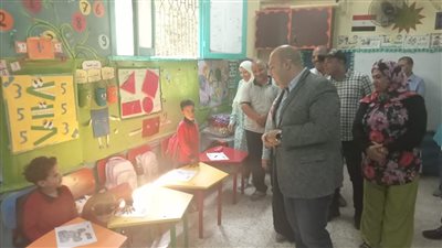 للاطمئنان على انتظام سير العملية التعليمية.. نائب محافظ الجيزة يتفقد مجمع المدارس بقرية ناهيا