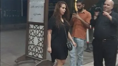 دنيا عبد العزيز تصل عزاء الفنان الراحل محمد فريد