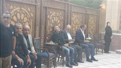 بالصور.. وصول أشرف زكي وأيمن عزب وإيهاب فهي في عزاء الفنان محمد فريد 