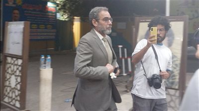 بالصور.. وصول الفنان أحمد عبد العزيز في عزاء الراحل محمد فريد