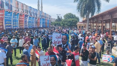 بأعلام مصر.. العاملون بهيئة قناة السويس يحتفلون باليوبيل الذهبي على شط القناة