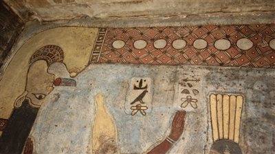  أعمال تنظيف الجزء الأخير من سقف معبد إسنا تُظهر المزيد من ألوانه الأصلية