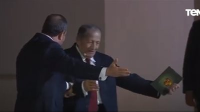 موقف عظيم من الرئيس السيسي مع المدير الأسبق لكلية القادة والأركان (فيديو)