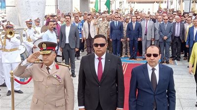 محافظ الدقهلية يضع إكليلا من الزهور على النصب التذكارى بمناسبة نصر أكتوبر (صور)
