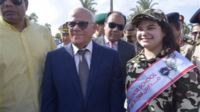 محافظ بورسعيد وقائد الجيش الثاني يضعان إكليلا من الزهور على النصب التذكاري 