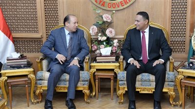 رئيس جامعة المنصورة يشارك بوضع إكليل الزهور بمناسبة الذكرى الخمسين لانتصارات أكتوبر