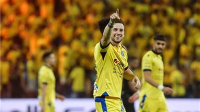 التعاون يواصل موسمه التاريخي ويقتنص صدارة ترتيب الدوري السعودي بثلاثية أمام الطائي