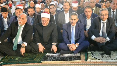 محافظ الغربية ومفتي الديار المصرية يؤديان صلاة الجمعة بالمسجد الأحمدي بطنطا (صور)