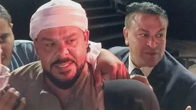بكاء معجبة واستقبال جماهيري له.. منذر رياحنة بالجلباب والعمامة في حفل العريش 