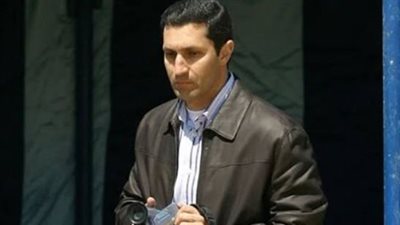 بالدمع على قبر أبيه.. 