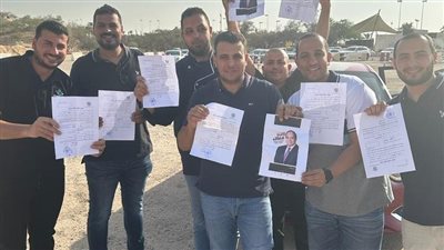 حشود بالمملكة العربية السعودية لتوثيق طلبات لترشح الرئيس السيسي