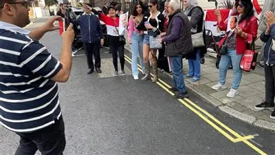 احتفالا بانتصارات أكتوبر.. الجالية تقف أمام السفارة المصرية في لندن