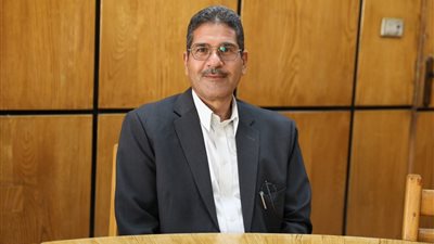 رئيس جامعة الأزهر يعين الدكتور عمر محافظ عميدًا لكلية الصيدلة 