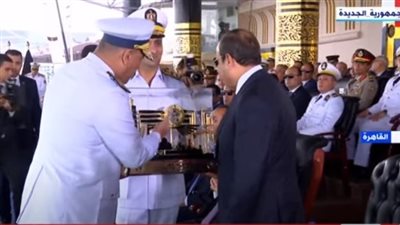 رئيس أكاديمية الشرطة يقدم هدية تذكارية للرئيس السيسي 