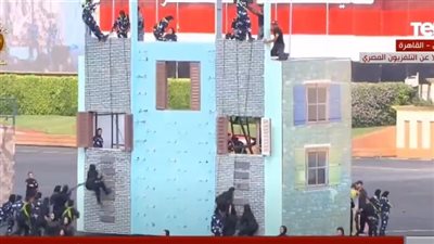 شاهد.. استعراض لاقتحام مبنى سكني من ثلاث طوابق لمجموعات من طالبات الشرطة