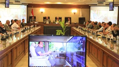 محافظ الجيزة يعقد اجتماعا لبحث موقف المعدات الميكانيكية المستخدمة لإدارة الأزمات والطوارئ