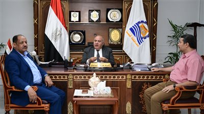 خلال اجتماع موسع.. محافظ قنا يبحث الموقف التنفيذي لعدد من المشروعات الخدمية