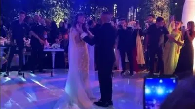 أول رقصة لـ تامر عاشور مع زوجته على أغنية 