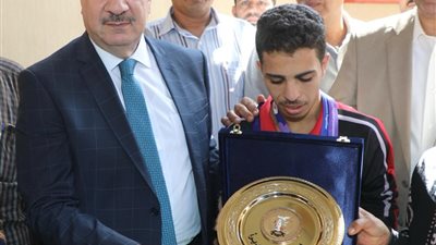 محافظ المنوفية يكرم الطالب مؤمن الغلبونى لتفوقه رياضيًا بالأوليمبياد الخاص ببرلين بألمانيًا