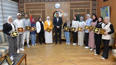 محافظ الدقهلية يكرم طلاب قسم نظم المعلومات 