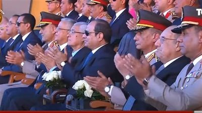 لحظة فرحة الرئيس السيسي بأبنائه من قوات المظلات أثناء عروضهم المذهلة بالعرض العسكري.. فيديو