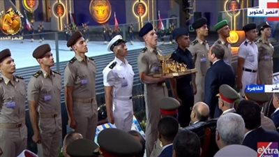 انتفض المارد المصري.. طلاب الكليات العسكرية يقدمون هدية تذكارية للرئيس السيسي