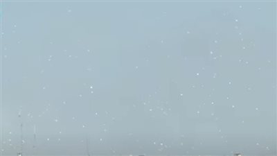 مشاهد لإلقاء الطائرات الإسرائيلية منشورات تطالب فيها سكان غزة بإخلائها (فيديو)