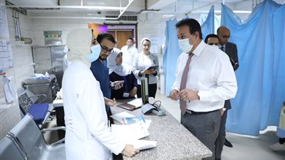 أثناء تفقده مستشفى صيدناوي.. وزير الصحة يوجه بتيسير حصول المواطنين على الخدمات الطبية 