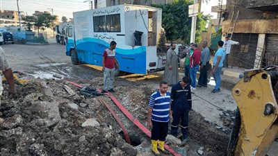 جهود لإصلاح عطل خط الطرد الرئيسي بمدينة كفر شكر 