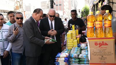 محافظ قنا يجرى جوله ميدانية على أسواق الخضروات والفاكهة ومحال السلع الغذائية