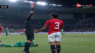 شاهد بالفيديو.. طرد محمد هاني بعد التدخل العنيف على مهاجم الجزائر