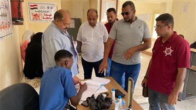 الكشف على 187 مواطن خلال القافلة الطبية بقرية الحمراوين شمال القصير